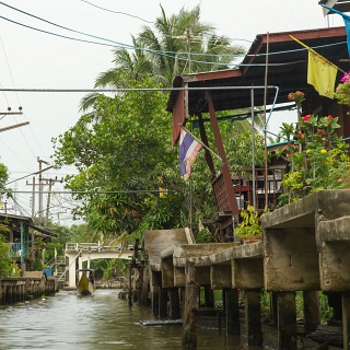 0009__7D_5240_Floating_Market